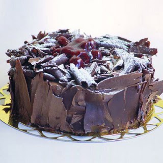 pasta yolla 4 ile 6 kisilik visneli çikolatali yas pasta  Amasya çiçek siparişi sitesi 