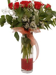  Amasya uluslararası çiçek gönderme  11 adet kirmizi gül vazo çiçegi